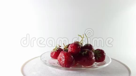 360度视频红色草莓与叶子在一个旋转的桌子上360转弯保健食品美味和维生素视频的预览图