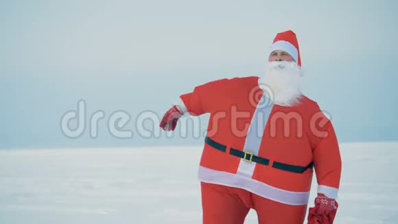 穿着古装的圣诞老人走着手里拿着一个装有礼物的袋子视频的预览图