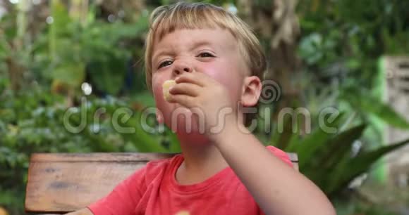 可爱的婴儿吃美味的面包自然视频的预览图