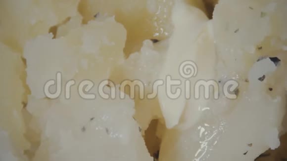 一块黄油在刚煮好的热土豆上解冻视频的预览图