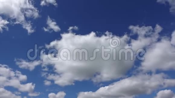 白云时间推移4k美丽的云在蓝天的阳光下移动视频的预览图