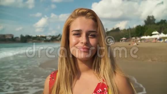迷人的年轻女孩的肖像美丽的幸福的微笑享受美妙的阳光天气在海边视频的预览图