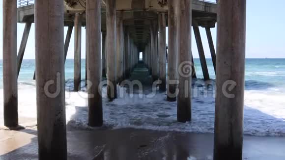 波浪在码头下面撞击视频的预览图