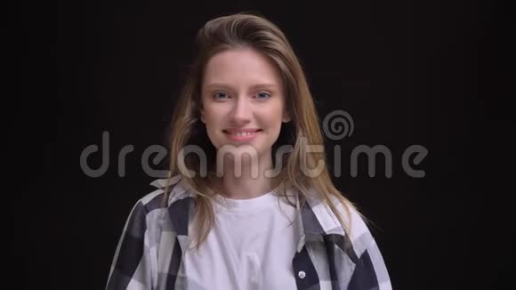 身着格子衬衫的年轻白种人长发女孩在黑色镜头下真诚微笑的特写照片视频的预览图