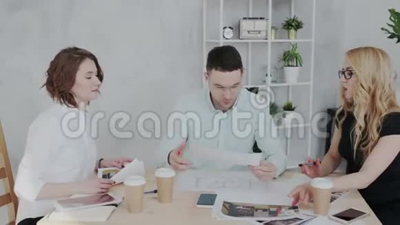 一位雄心勃勃有吸引力的女老板正在与现代办公楼的两位室内设计师互动自我视频的预览图