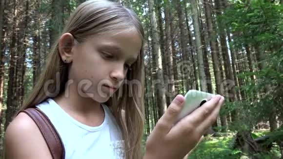 儿童在户外露营儿童在森林中使用智能手机女孩视野视频的预览图