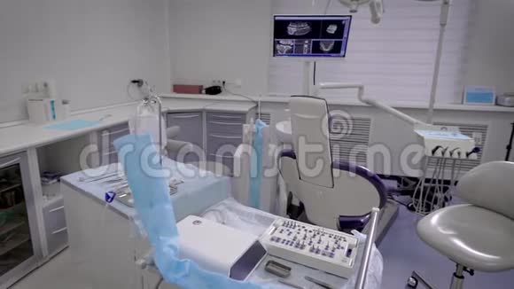 牙科办公室准备给病人做手术现代设备可以让你植入假牙视频的预览图