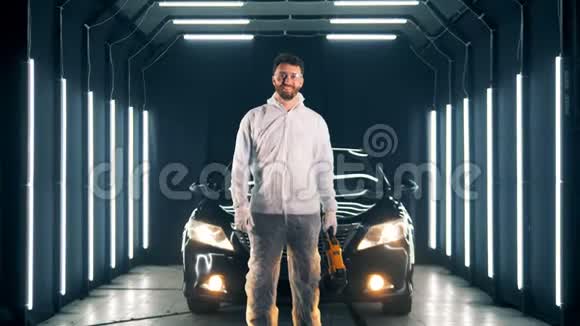 一个微笑的人正站在一辆有着一辆车的车旁边视频的预览图