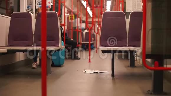 报纸躺在地铁列车的地板上视频的预览图