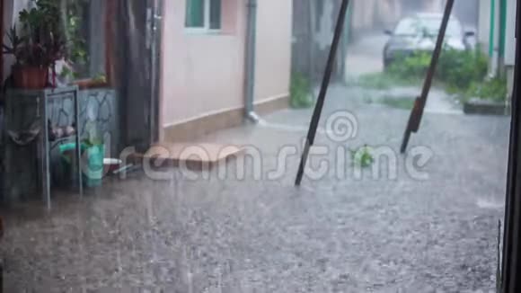 在街上遇到大雨视频的预览图