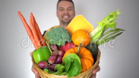 商家提供新鲜有机水果健康天然蔬菜篮肖像视频的预览图