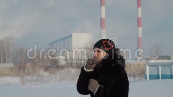 工业区附近妇女暖手视频的预览图
