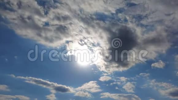 时间流逝4k太阳在蓝天上照耀在云层之上令人惊叹的云景阳光美丽地穿透视频的预览图