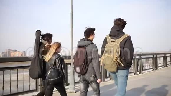 年轻的朋友在海滨散步视频的预览图