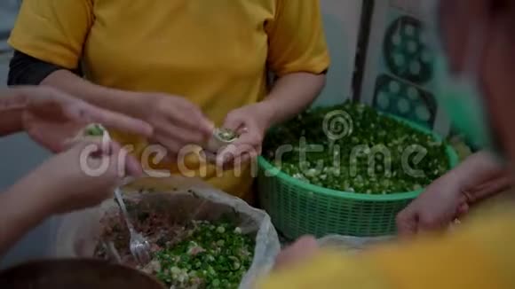 4K台湾厨师团队烹制传统食品包饺子的女人视频的预览图