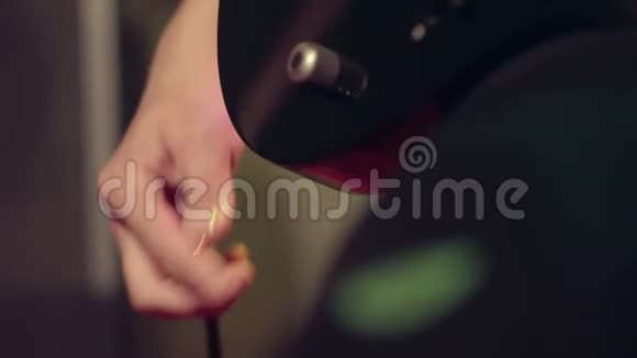 在电吉他上插一个插孔并调音音乐家要演奏乐器视频的预览图