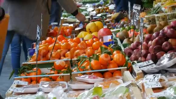 买家购买产品大城市的菜市场各种蔬菜和水果的巨大选择健康清新视频的预览图