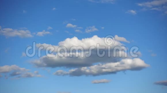 时光流逝云高在蓝天清洁空气和大气中的阳光视频的预览图