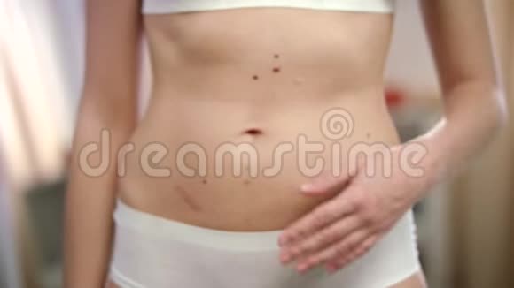 女性不健康的腹部感觉不开心的女孩肚子不健康的饮食生活方式视频的预览图