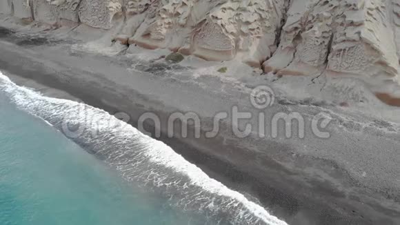 希腊基克拉德群岛圣托里尼岛日出时的弗利查达海滩视频的预览图