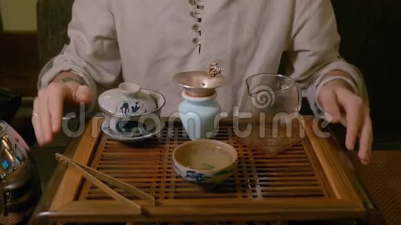 肖像茶大师从碗里喝绿茶享受味道视频的预览图