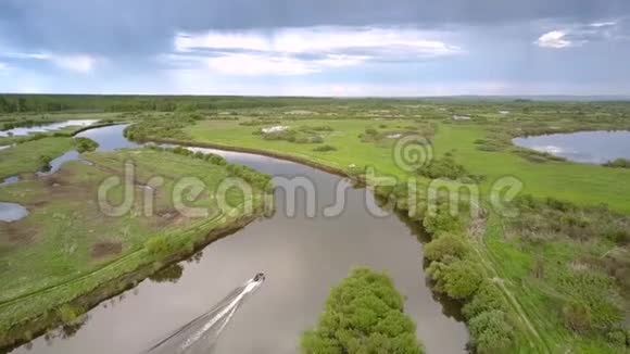 高速摩托艇在平静蜿蜒的湖面上航行视频的预览图