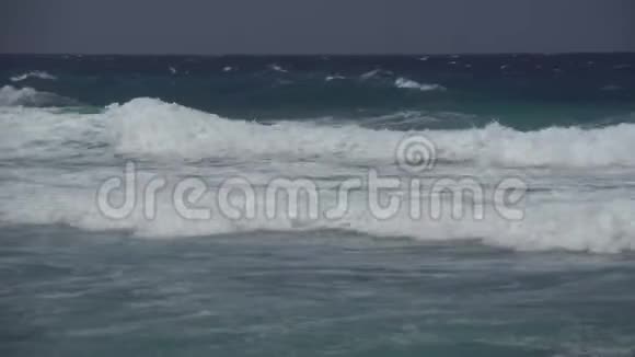 海浪对悬崖或海岸线的影响8视频的预览图