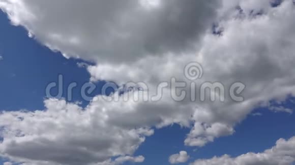 蓝天背景下的白云时间流逝晴朗天气下美丽的天堂天空中高高的积云视频的预览图