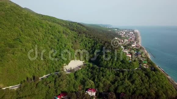 高空俯视图在南俄罗斯索契附近曲折蜿蜒的公路上行驶的汽车视频的预览图