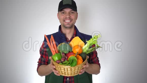 微笑的农夫手拿着新鲜的有机水果蔬菜篮子贴着画像视频的预览图