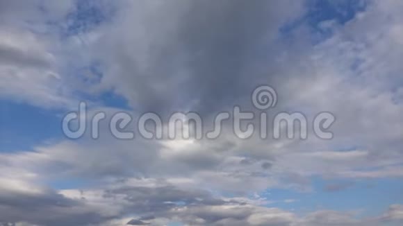 惊人的戏剧性天空与美丽的云时间推移乌云遮住了蓝天上的太阳视频的预览图