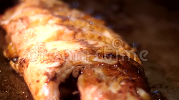 切成块的鲤鱼放在橄榄油和酱汁的棕色平底锅上视频的预览图