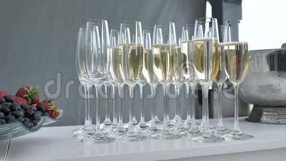 为参加婚礼或生日派对的餐厅客人准备的香槟酒视频的预览图
