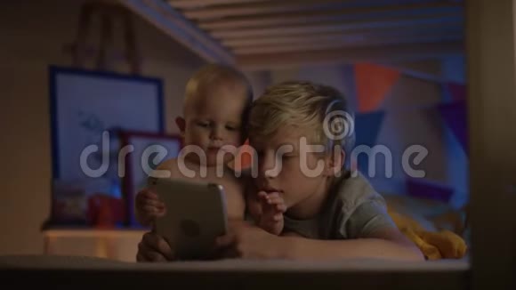 小男孩展示给他弟弟的新平板电脑视频的预览图