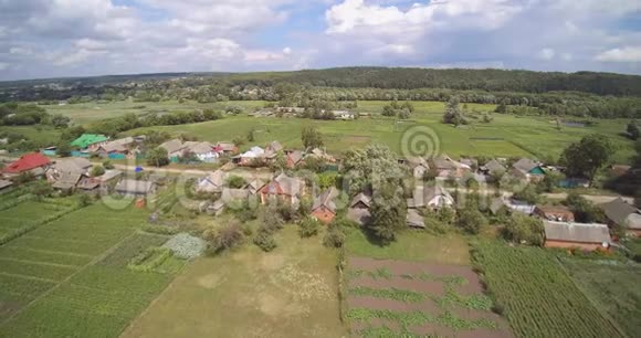 乌克兰乡村城市和有房子的花园的空中无人机景视频的预览图