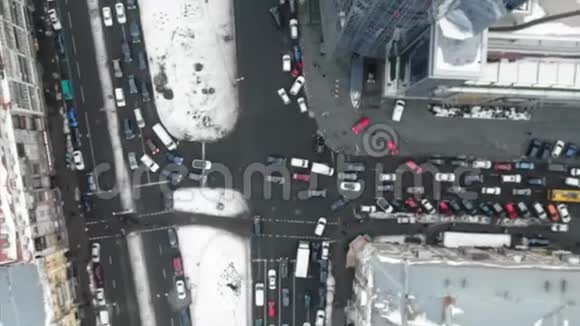 从鸟瞰大城市街道视频的预览图
