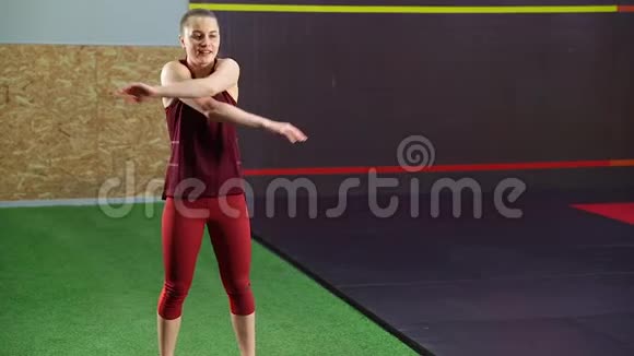 年轻女子在健身房的交叉训练中与绳索搏斗视频的预览图