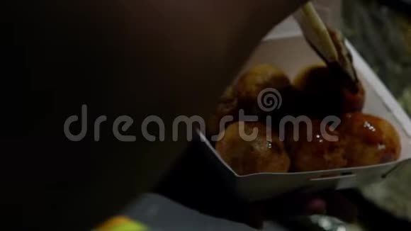 慢动作亚洲供应商准备美味的高崎厨师把甜酱视频的预览图