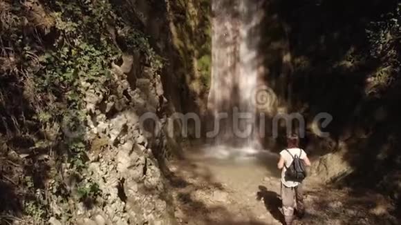 站在瀑布前的女人视频的预览图
