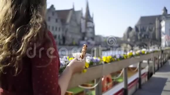 带着比利时华夫饼跟着女孩视频的预览图