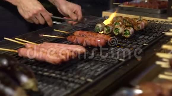 4K小贩在夜市上用钢制烤架包着咸肉葱视频的预览图