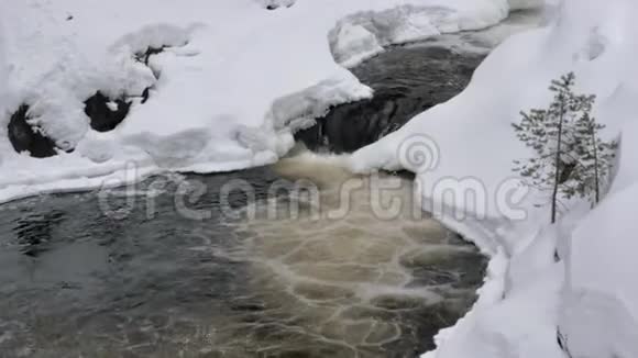 冰雪融化形成一条条狭窄的小溪视频的预览图