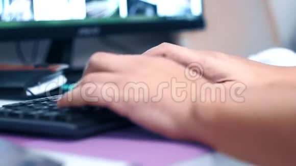 在电脑工作按下电脑键盘白种人男子特写有选择的焦点键盘打字视频的预览图