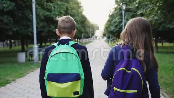 带着书包走路的男孩和女孩视频的预览图