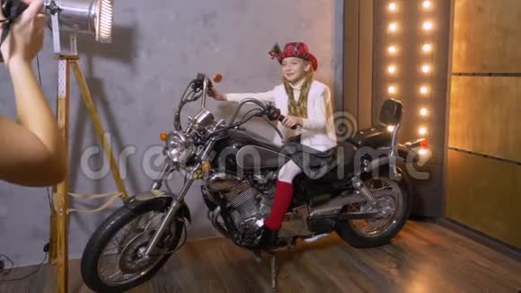 女摄影师拍摄女模特在摄影棚骑摩托车视频的预览图
