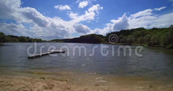 空中无人机飞落低以上乡村湖泊同行视频的预览图
