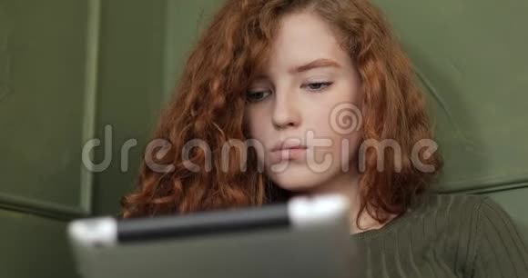 小女孩用平板电脑特写镜头视频的预览图