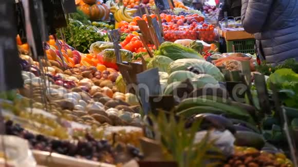买家购买产品大城市的菜市场各种蔬菜和水果的巨大选择健康清新视频的预览图