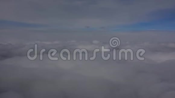 从飞机上看到的厚厚的白色灰色云蓝天和阳光视频的预览图