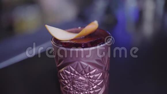鸡尾酒与橘子皮之前为客人服务晚上的生活方式晚上的乐趣视频的预览图